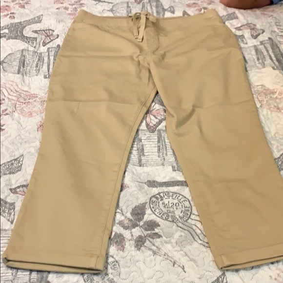 NWOT women’s khaki capris